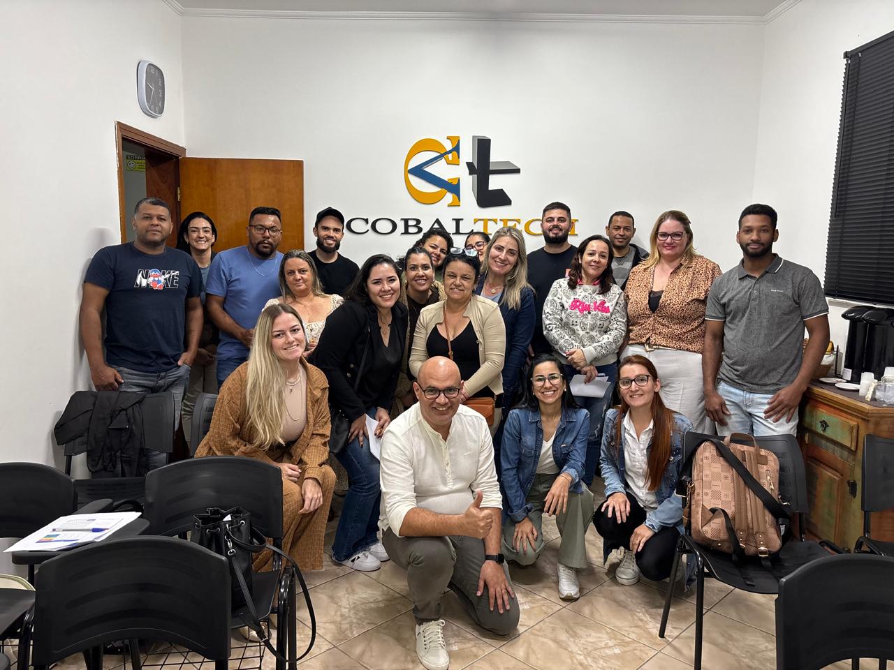 Turma de operadores em treinamento técnico Cobaltech