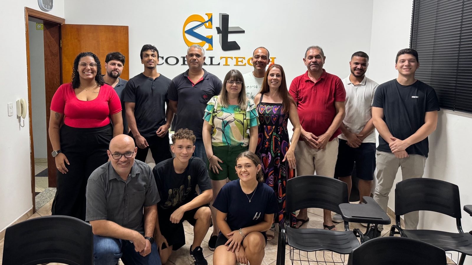 Grupo de profissionais em formação técnica Cobaltech